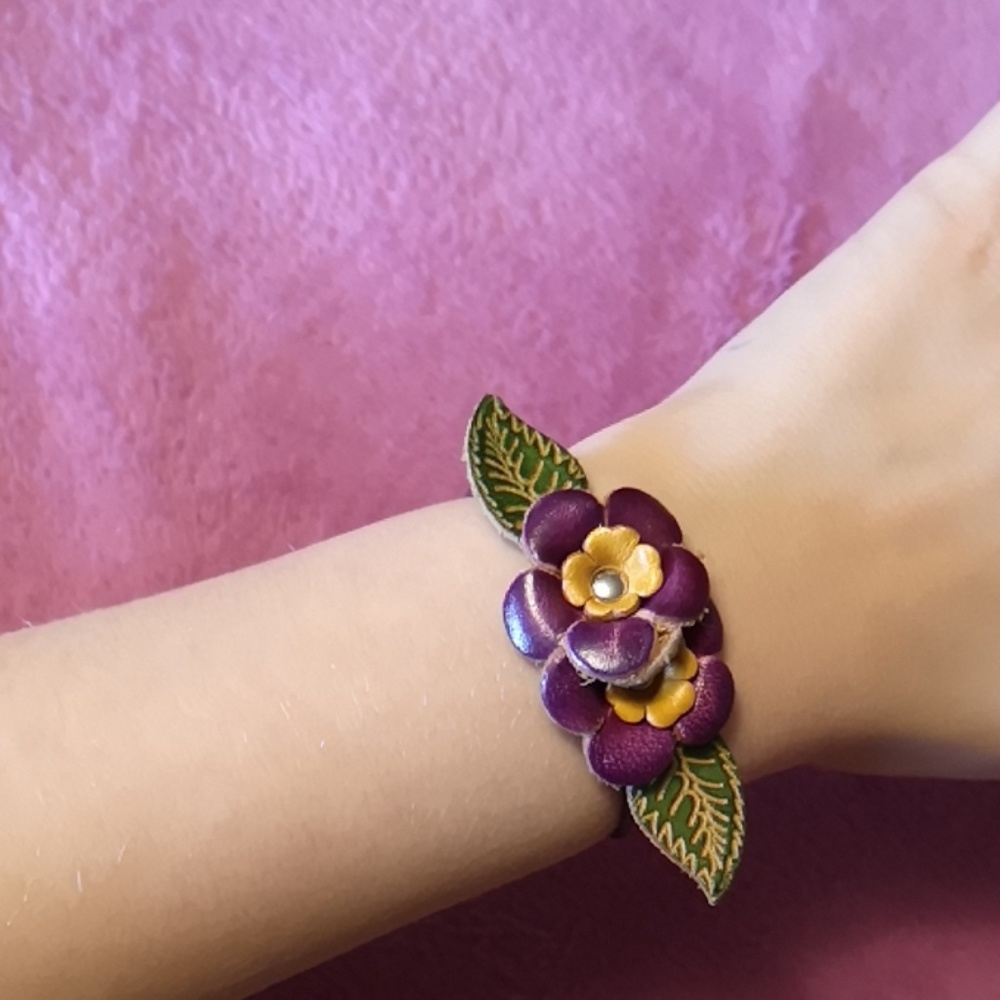 Leather flower bracelet